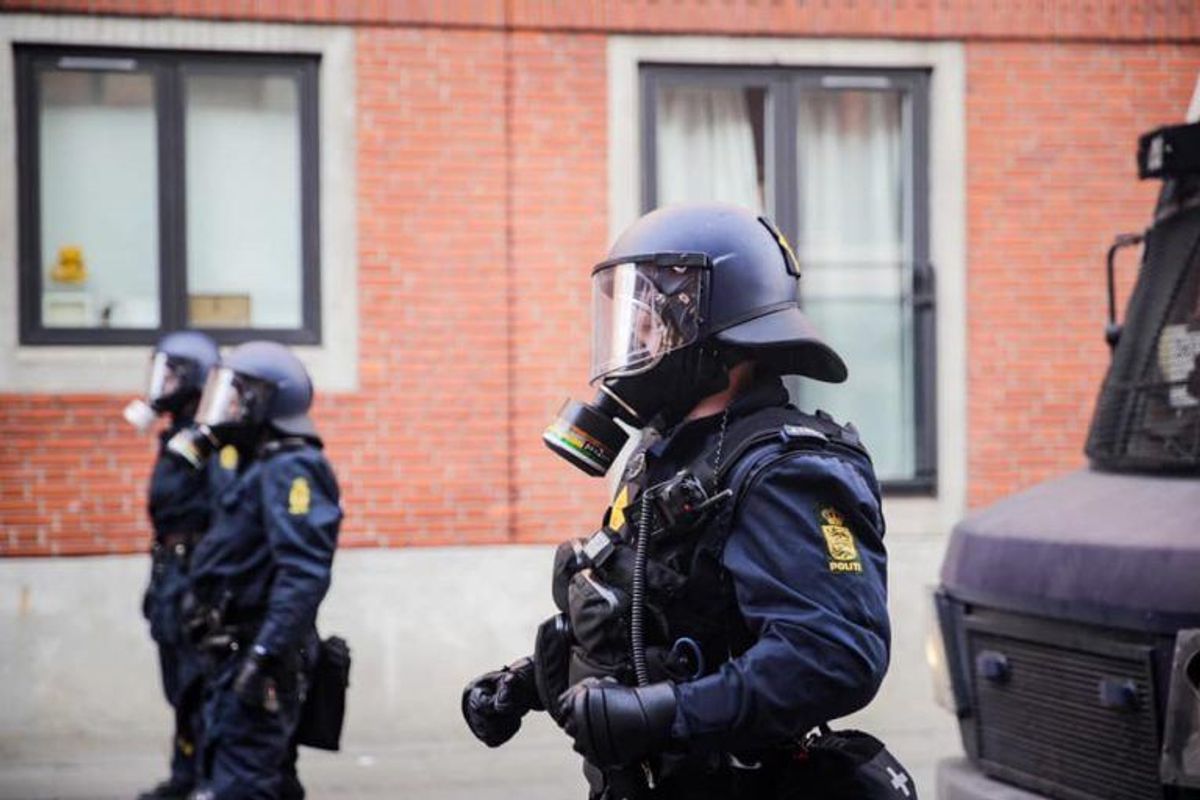Politiet er blevet angrebet med brosten under en demonstration. KLIK for flere billeder. Foto: Presse-fotos.dk.