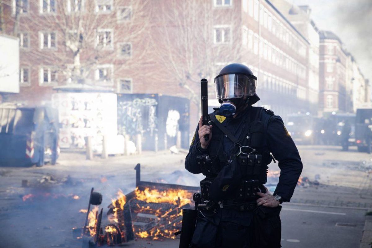 Politiet er blevet angrebet med brosten under en demonstration. KLIK for flere billeder. Foto: Presse-fotos.dk.