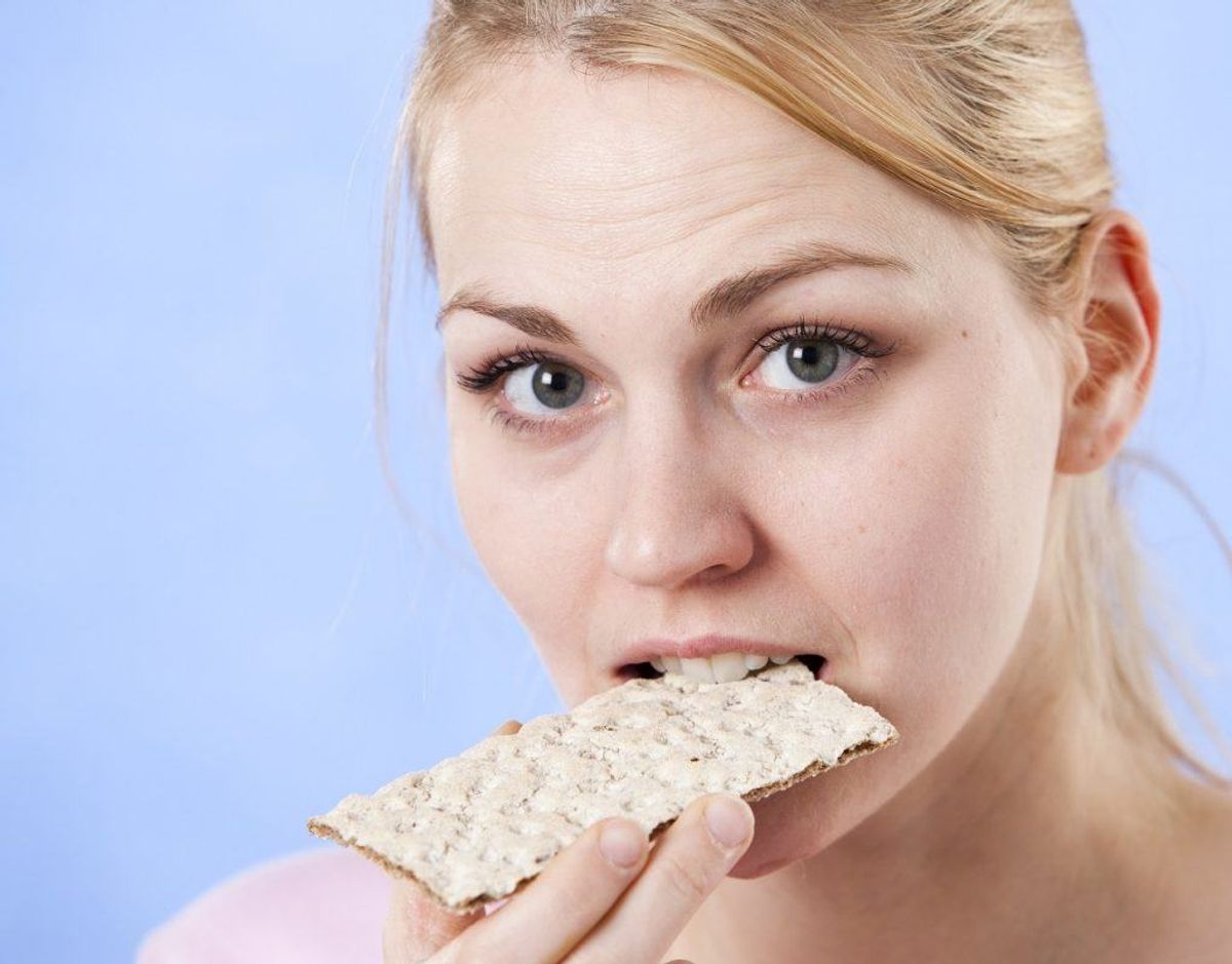Tørt brød fedtfattigt brød som kiks, knækbrød og tvebakker, neutraliserer mavesyre. Foto: Colourbox. Kilde: Samvirke.