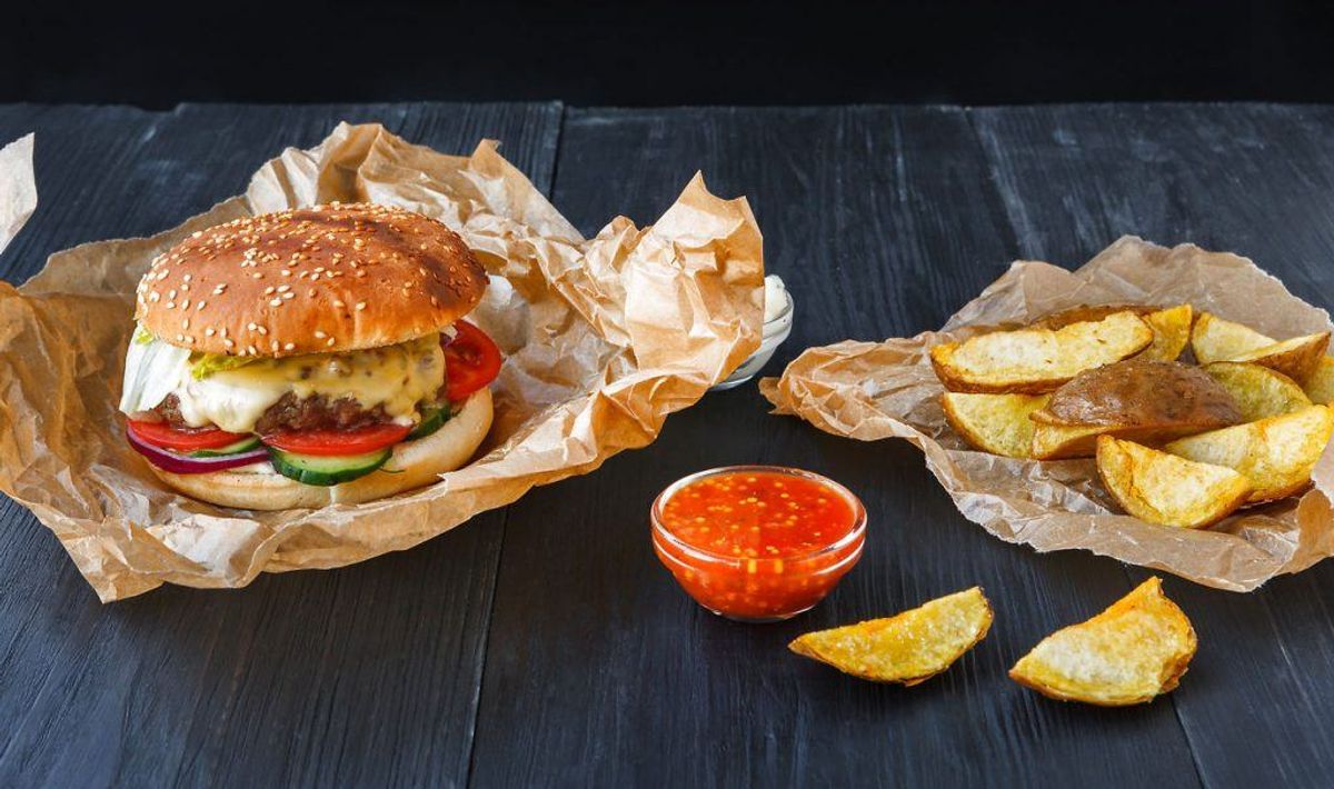 Burgerpapir kan være et problem ligeså. Hvis du bestiller mad udefra i enten papbokse eller papir, så kan de indeholde de giftige stoffer. Foto: Scanpix