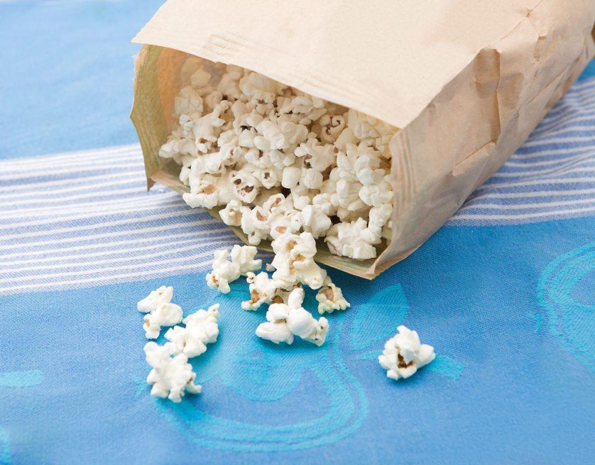 Nyder du popcorn? Så skal du måske tænke dig om. Poserne indeholder nemlig de farlige stoffer. Foto: Scanpix