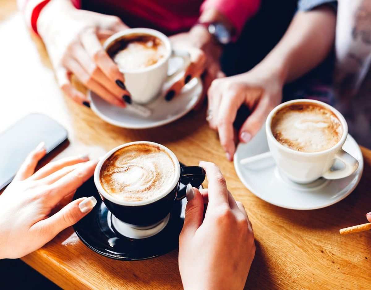 Drik højst tre kopper kaffe om dagen, og begræns mængden af koffeinholdige drikkevarer.