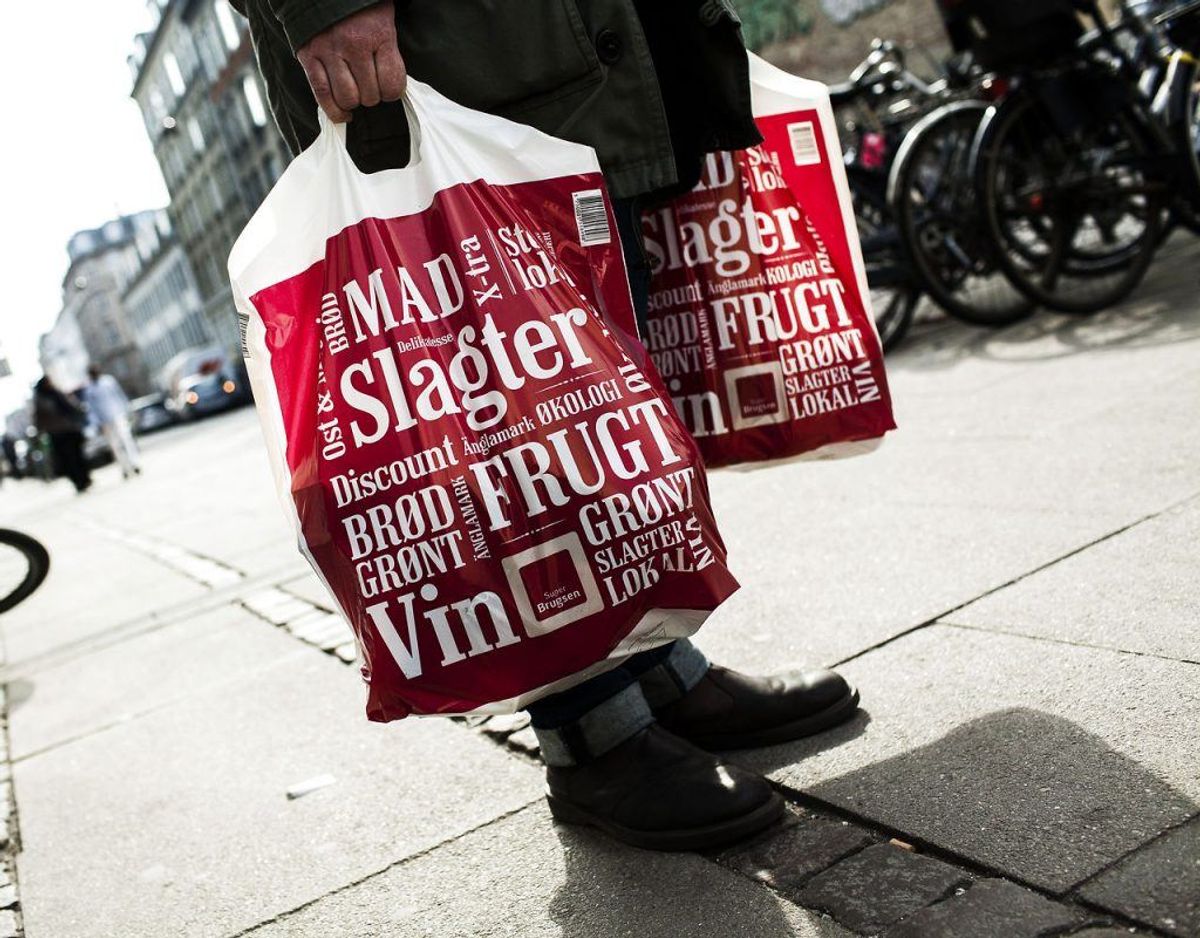 Bærer du også indkøbsposerne hjem? Så styrketræner du – sådan da. Poserne er jo tunge som håndvægte. Foto: Scanpix