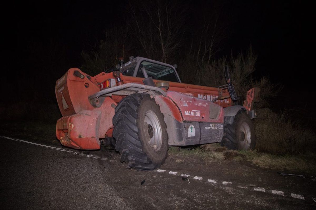 Den 77-årige mand kørte ifølge politiet med meget høj hastighed op bag i en 12 ton tung frontlæsser. Foto: Rasmus Skaftved.