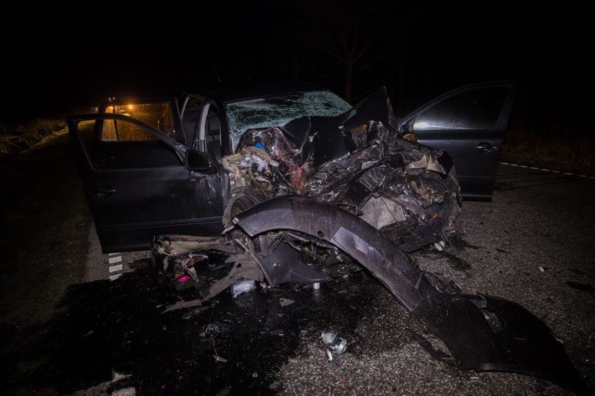 Personbilen blev efter mødet med frontlæsseren slynget over i den forkerte kørebane, hvor den bliver ramt af en modkørende bil. Foto: Rasmus Skaftved.