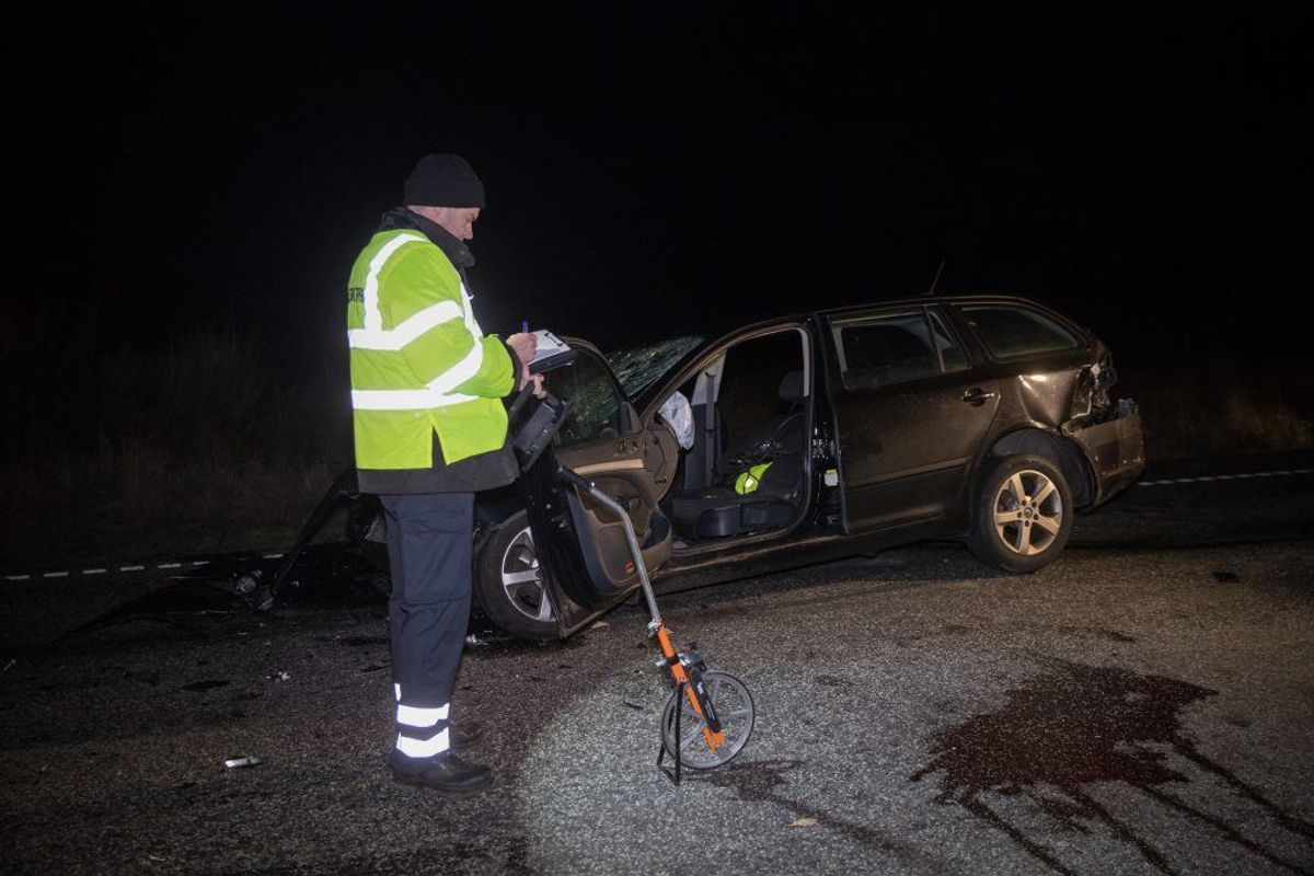 En bilinspektør bvlev tilkaldt for at undersøge de nærmere omstændigheder omkring trafikulykken. Foto: Rasmus Skaftved.