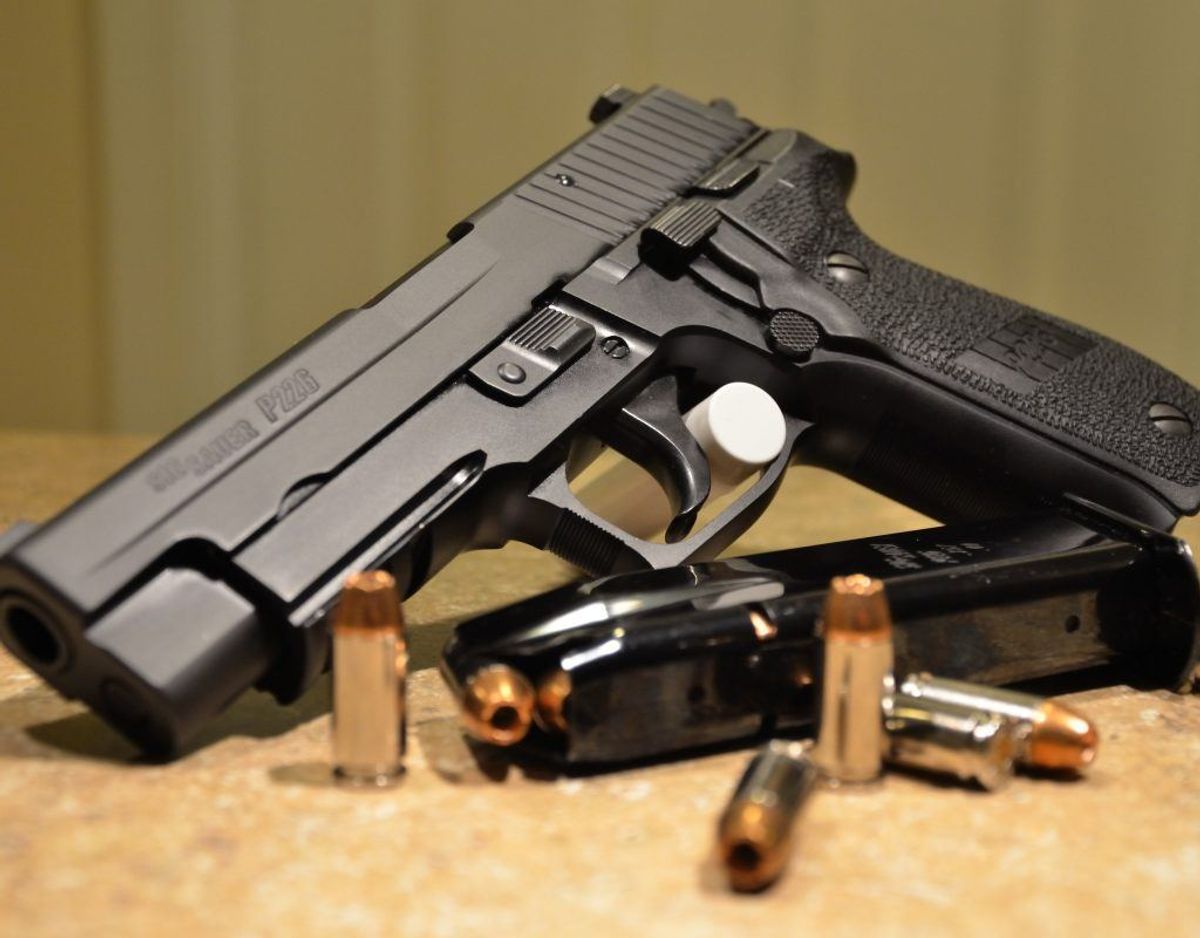 Blandt de pistoler, britiske soldater bruger i Afghanistan, finder man Sig Sauer P226. Foto: Wikimedia Commons/BankingBum-