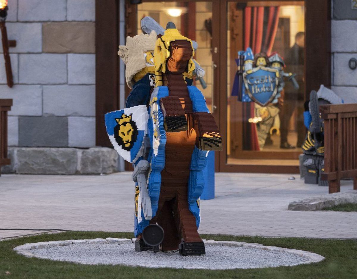 Masser af Lego-figurer pryder rundt på hotellet. Foto: René Lind Gammelmark