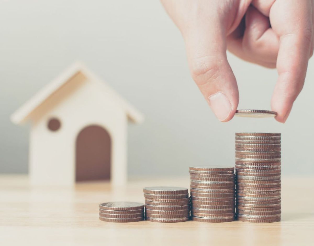 Børns formuer og indkomst i forhold til udregning af boligstøtte:
Efter gældende regler i lov om individuel boligstøtte sker beregningen af boligstøtte på grundlag af den samlede husstandsindkomst. Som medlemmer af husstanden medregnes ansøgeren, dennes ægtefælle, hjemmeværende børn under 18 år og andre, der har fast ophold i lejligheden uden at være logerende. Husstandsindkomsten pr. måned opgøres som summen af ansøgerens og dennes husstandsmedlemmers hver for sig opgjorte indkomster.
Med lovændringen – som indeholder en nyaffattelse af § 8, stk. 4 – vil børns indkomster ikke længere indgå i den samlede husstandsindkomst, ligesom børns formuer ikke vil indgå i opgørelsen af formuetillægget, jf. § 8 a. Dette indebærer, at husstandens indkomst fra den 1. januar 2019 opgøres helt uden børns indkomster og formuer.