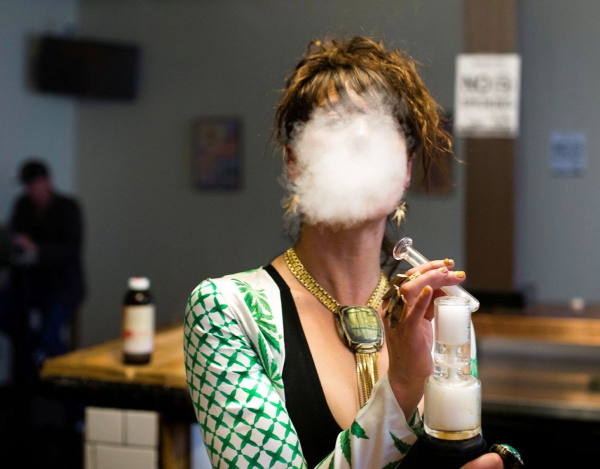 Smertelindring med medicinsk cannabis:
Terminale patienter skal fremover kunne få gratis medicinsk cannabis. Det har regeringen og Dansk Folkeparti aftalt. Ikke-terminale patienter, der har recept på medicinsk cannabis, får tilskud på 50 procent.
Tilskuddet træder i kraft 1. januar 2019. Men det kommer til at fungere med tilbagevirkende kraft, så folk kan få refunderet udgifter til behandlingen.