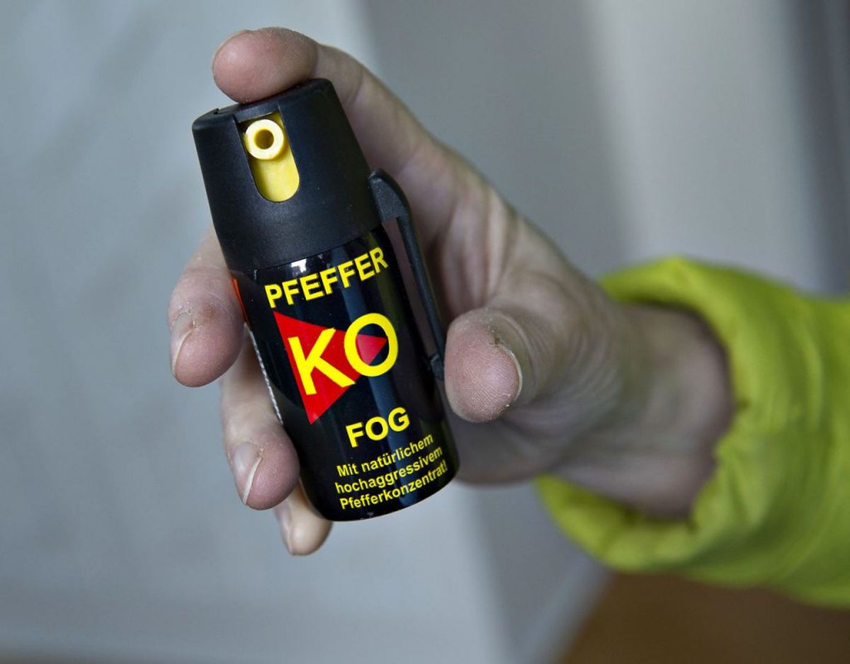 Peberspray bliver lovlig at have inden for hjemmets fire vægge:
Personer over 18 år kan købe peberspray og have den derhjemme. Det er fortsat ulovligt at bære den i det offentlige rum. Det vil blive straffet med en bøde på 3000 kroner.
Ofre for stalking eller personer, der har været udsat for samlivsrelateret vold, kan få lov at bære peberspray uden for hjemmet, hvis de kan dokumentere behovet.
Den nye lov bevirker, at straffen for ulovlig besiddelse af peberspray skærpes for personer, der tidligere er idømt fængselsstraf for overtrædelse af våbenloven, knivloven eller vold, voldtægt og trusler.