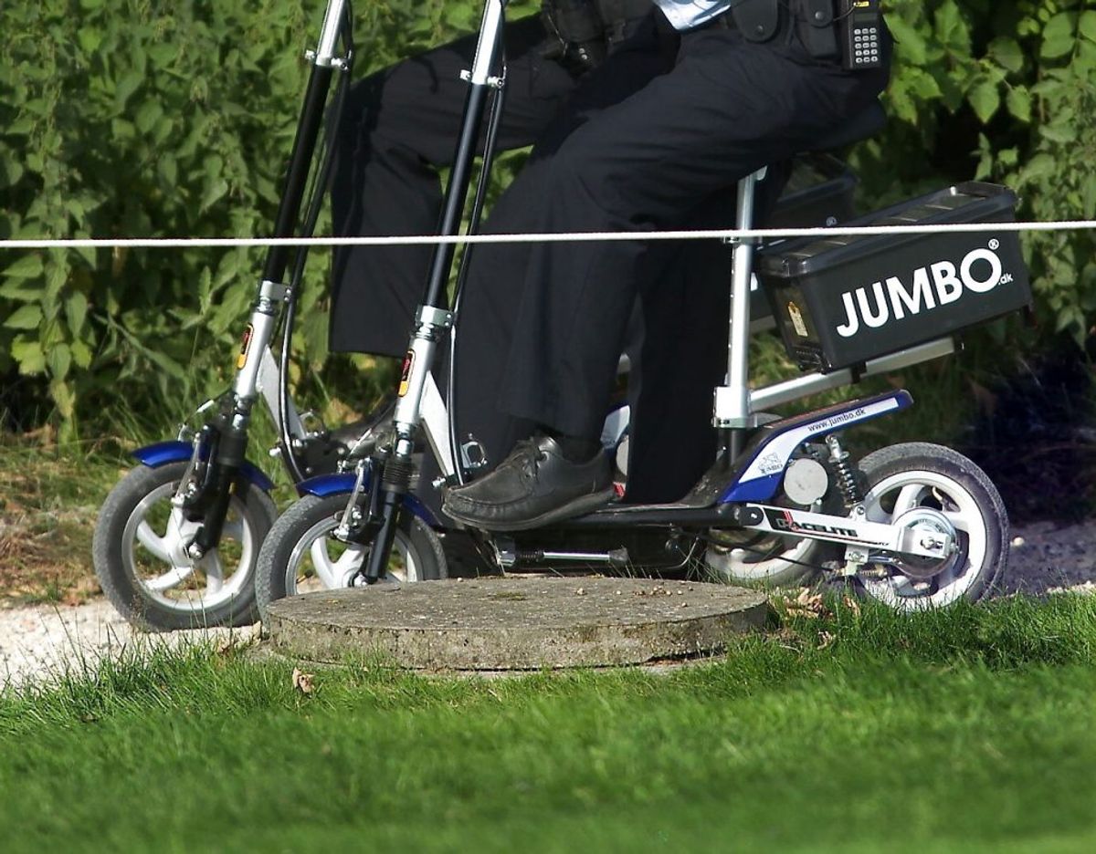 Elektriske løbehjul bliver lovlige som en forsøgsordning:
Som et forsøg bliver det lovligt at køre med motoriserede løbehjul og skateboards. Ordningen træder i kraft i januar, men der er endnu ikke en præcis dato for, hvornår den træder i kraft.
Der er en række regler, som skal overholdes. Blandt andet skal kørslen foregå på cykelstien, føreren skal være fyldt 15 år, lygter skal altid være tændt, og løbehjulene må maksimalt kunne køre 20 kilometer i timen ved egen kraft.