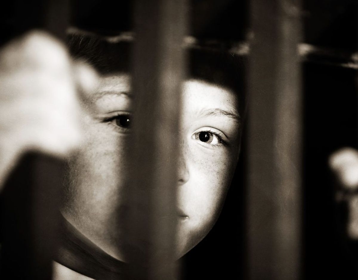 Et nyt ungdomskriminalitetsnævn skal afgøre sager om alvorlig kriminalitet begået af børn i alderen 10 til 17 år:
Nævnet består af en dommer, en politimand og en repræsentant fra kommunen, og sammen har de mulighed for at bestemme en sanktion til børnene.
Det kan være, at de skal rengøre brandbiler eller den lokale boligforening, at de skal i forbedringsforløb i op til fire års varighed eller anbringes på sikrede institutioner.