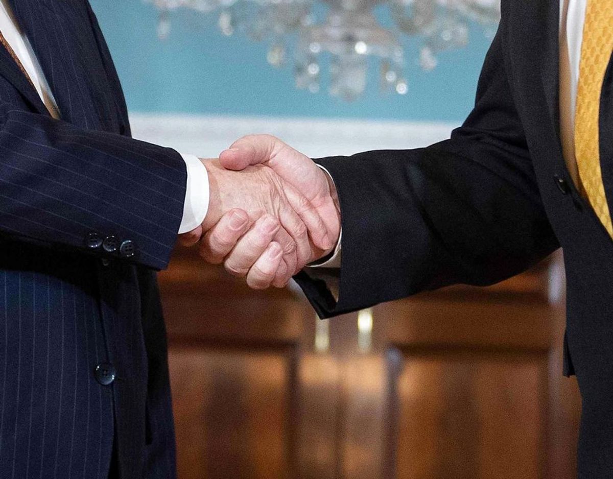 Det kræver et håndtryk at få statsborgerskab:
Fremover skal ansøgere deltage i en grundlovsceremoni, hvor de skal give hånd for at få statsborgerskab. Ceremonien afholdes af kommunerne.
Det fremgår af bemærkningerne til forslaget, at det er hensigten, at udlændinge- og integrationsministeren skal fastsætte krav om, at håndtrykket skal udveksles uden handske – håndflade mod håndflade.
Det skal højtideligholde og markere det øjeblik, ansøgeren bliver dansk statsborger, hedder det.