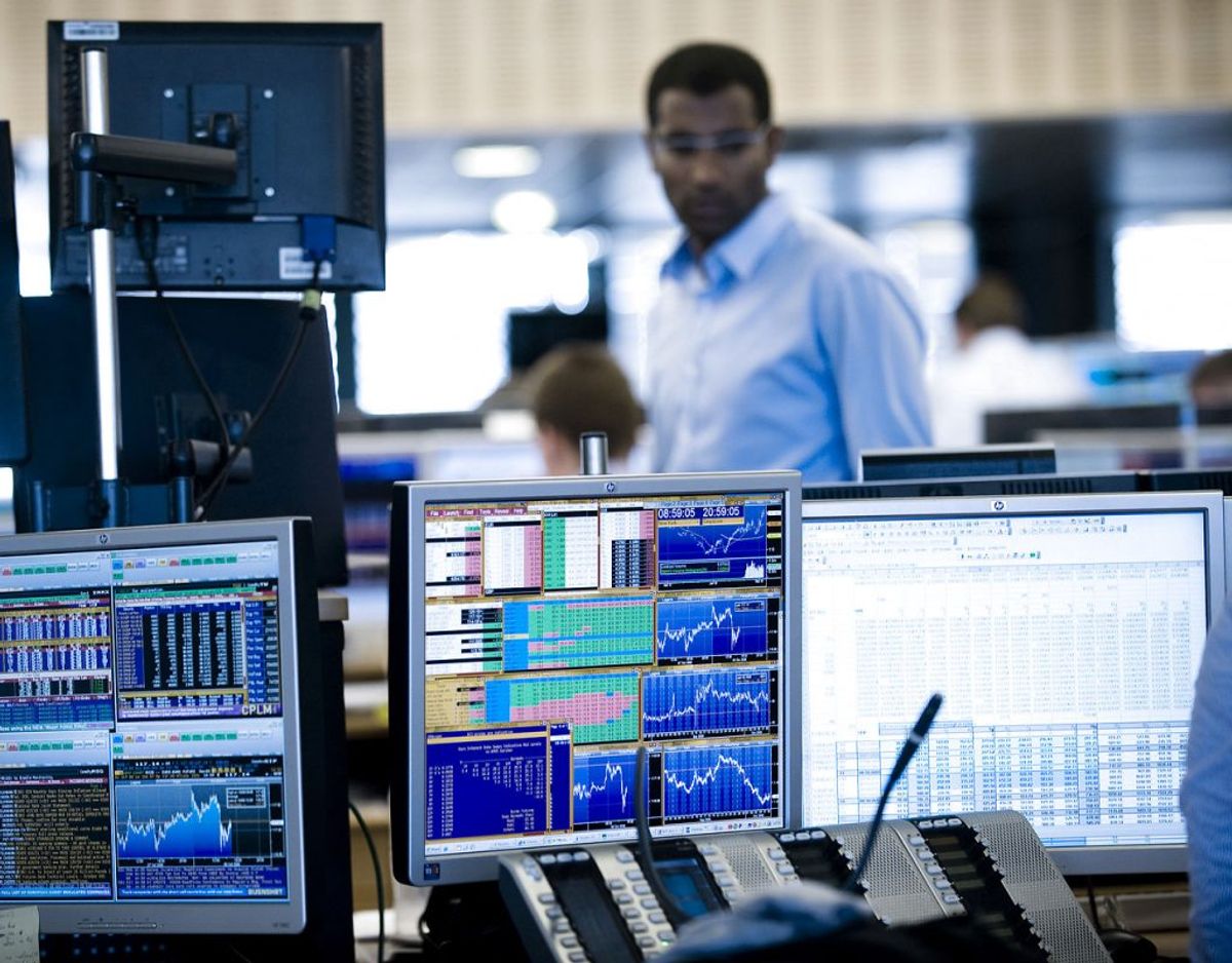 En ny aktiesparekonto skal få flere til at spare op:
Kontoen oprettes hos banken og har et loft på 50.000 kroner. Pengene kan du investere i enkeltaktier eller gennem en investeringsforening.
Du betaler en årlig skat på 17 procent af værdistigninger på kontoen. Normalt bliver aktier beskattet med 27 eller 42 procent.