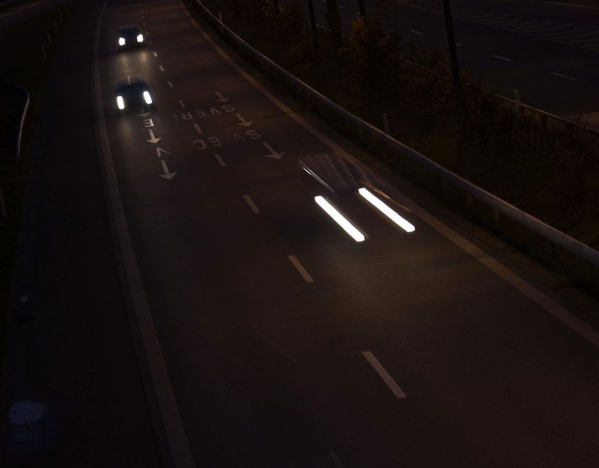 En halvtom motorvej virker for nogle tillokkende til at køre hurtigere, end skiltene siger, man må. Det bliver der dog ifølge EU ikke noget af, for automatiske bremser skal standse accelerationen, når man overskrider fartgrænsen. Foto: Scanpix