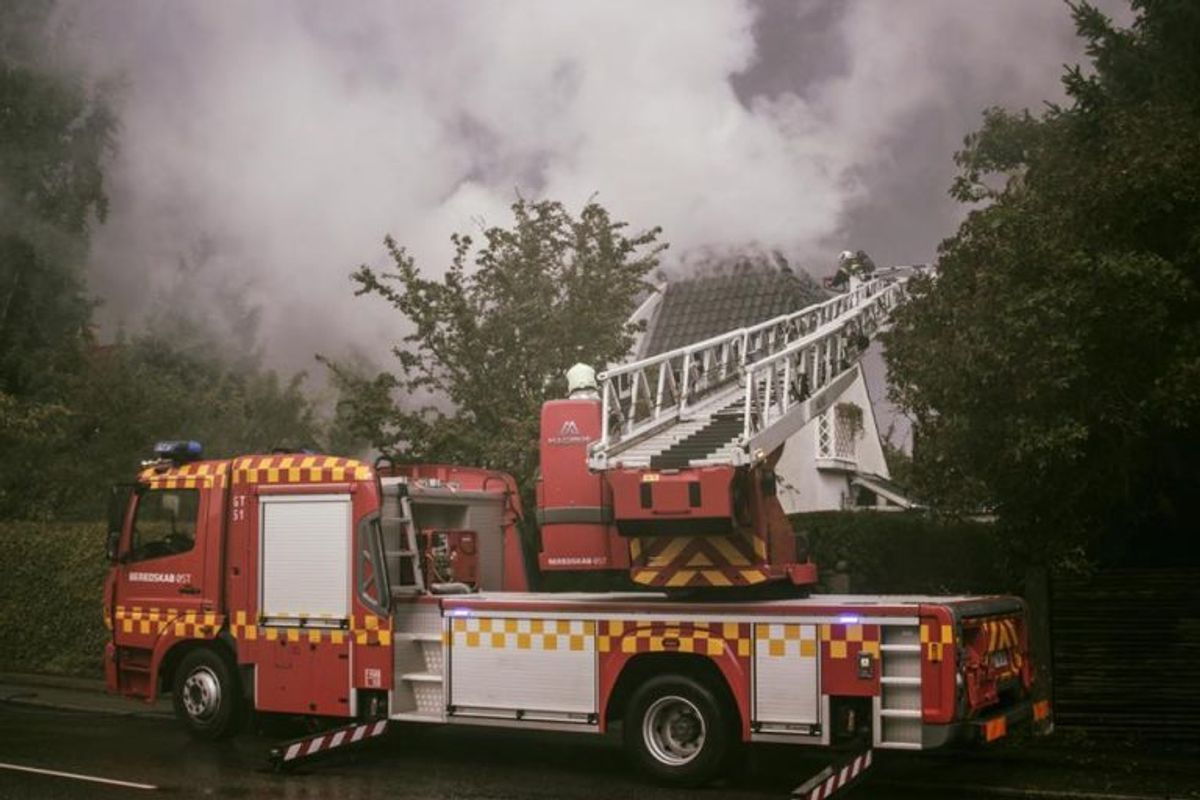 Drejestige indsats med skæreslukker til brand i tag på villa. Maksimalt udlæg fra drejestigens midte og til tagryg. Foto: Beredskab Øst.