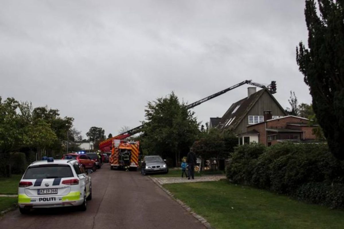 Udlæg er på sit maksimale ved brand i tag på villa i Virum. Foto: Beredskab Øst.
