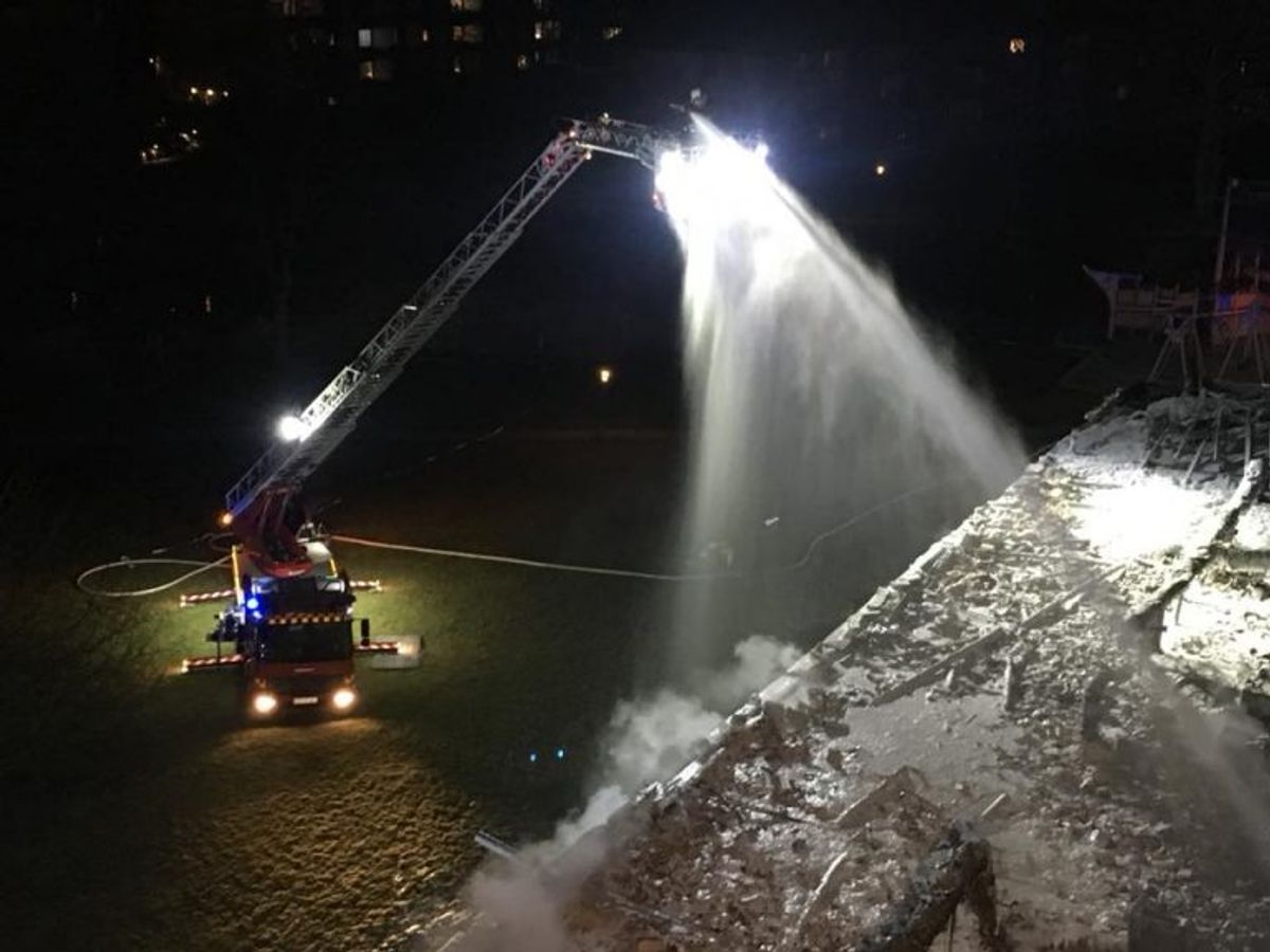 Slukning af tagbrand med CAFS-strålerør fra drejestige. Foto: Beredskab Øst.