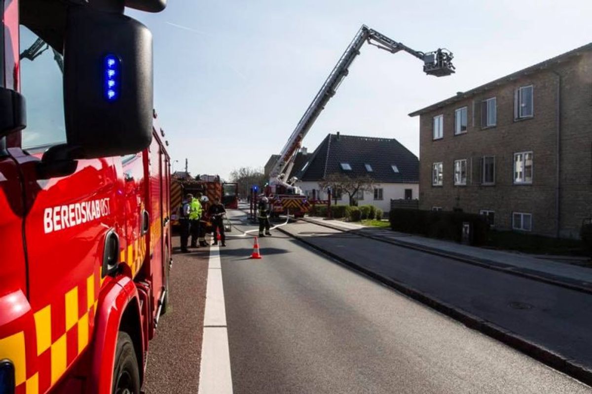 Redningslift rejst ved lejlighedsbrand i Mørkhøj. Foto: Beredskab Øst.