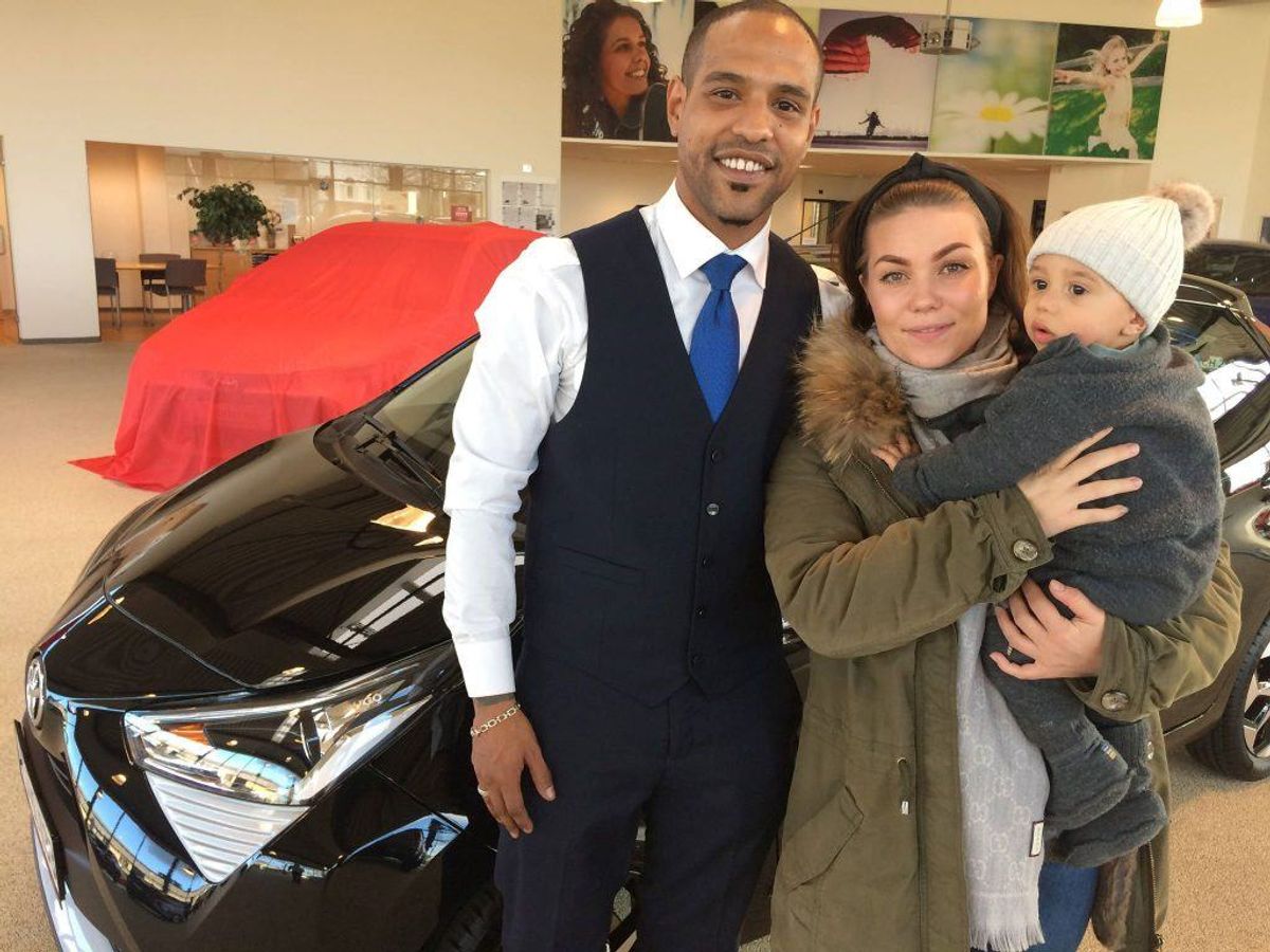 Sara Thuesen har i dag købt en bil for at få familielivet til at gå op med manden Jon Santos og sønnen Emilio, når der skal laves sporarbejde på Sydbanen. (Foto: Kimmie Hetland/DR)