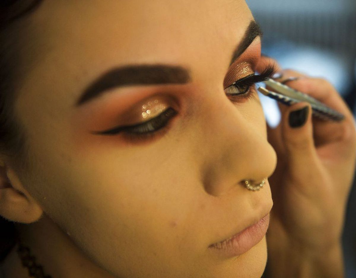 Makeup kan fremkalde hudirritation, hvis produktet indeholder såkaldte petrokemiske stoffer. Foto: Scanpix