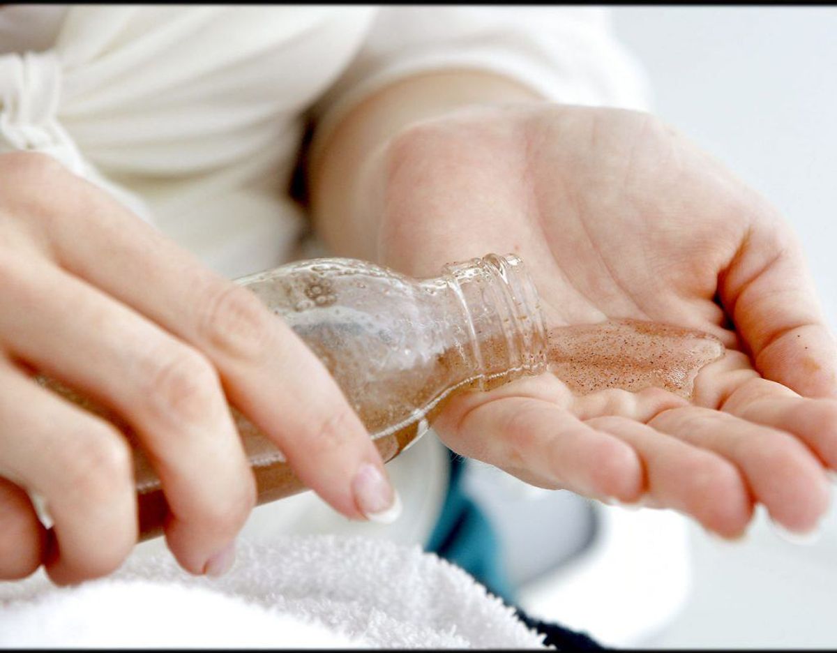 Pris og kvalitet hænger ikke nødvendigvis sammen, når det gælder hudplejeprodukter. Mange produkter indeholder syntetiske stoffer, der kan påvirke huden negativt. Foto: Scanpix.