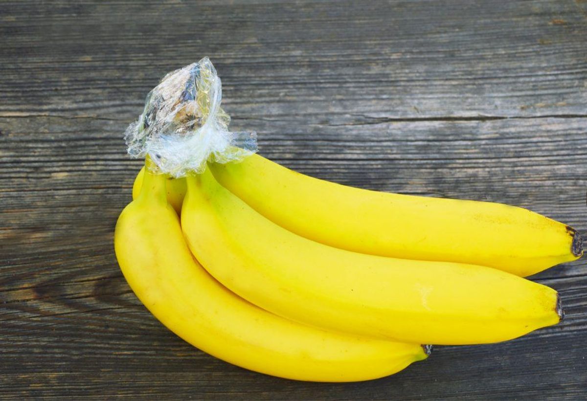 Et gammelt trick – forsegl “stænglen” på dine bananer, så de undgår luft. (Foto: Shutterstock) KLIK VIDERE OG SE, HVORFOR DU BØR SPISE MASSER AF BANANER.