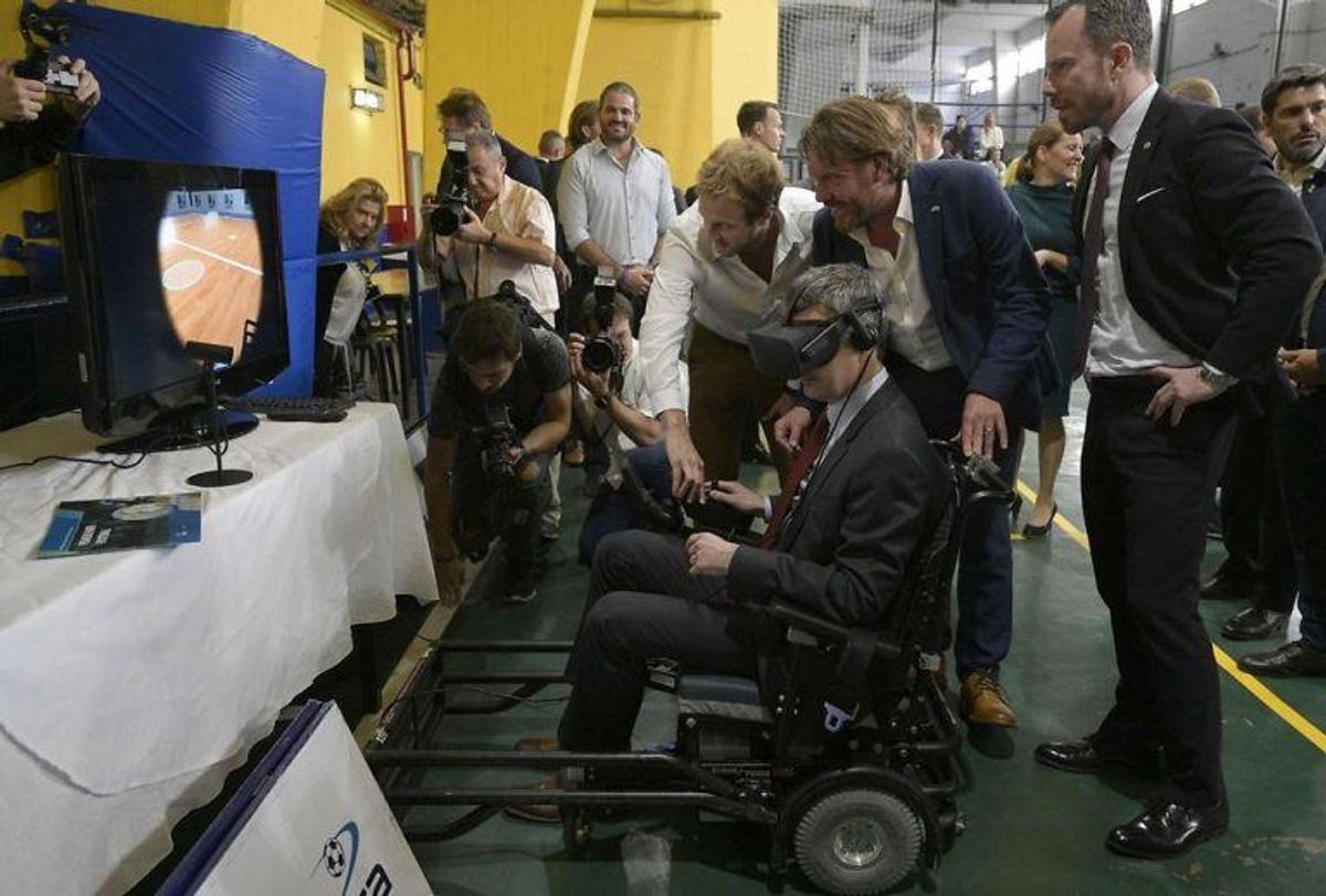 Kronprinsen prøver kræfter med kørestolsfodbold i en virtual reality-maskine. KLIK VIDERE FOR FLERE BILLEDER. Foto: Scanpix