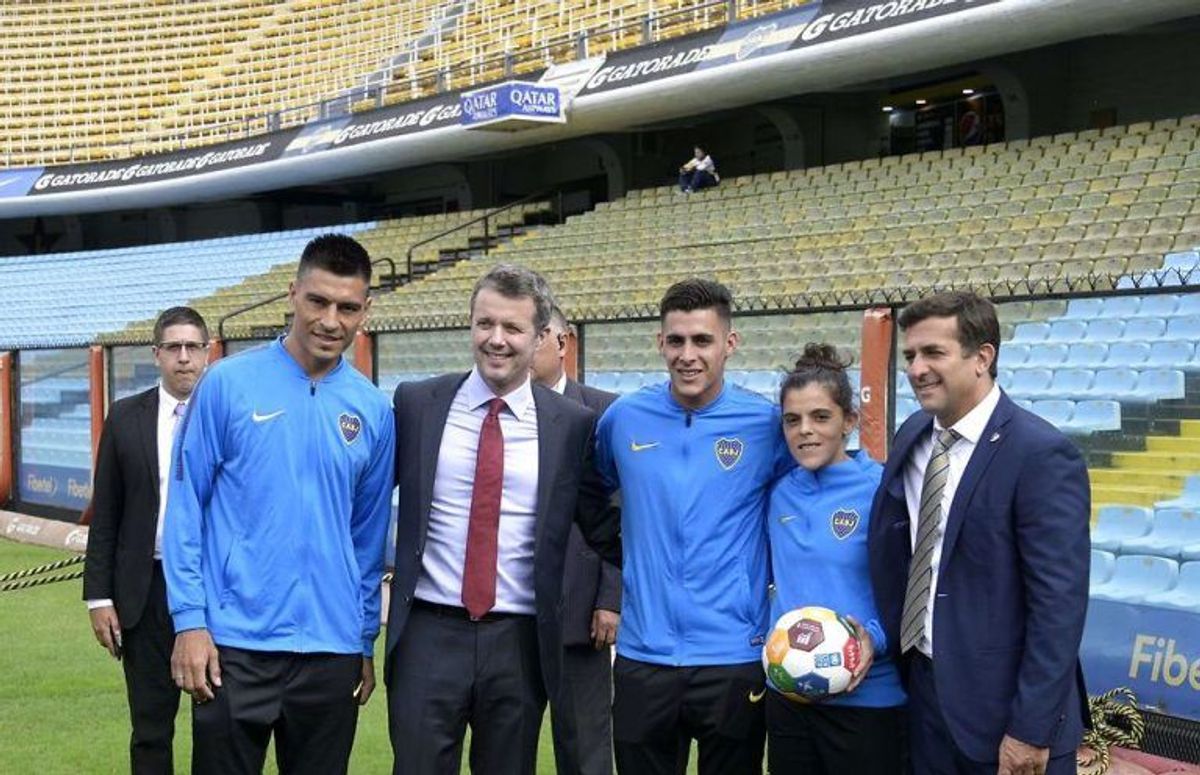 Her ses kronprinsen sammen med Paolo Goltz, Cristian Pavon, Florencia Quinones og klubbens generalsekretær Christian Gribaudo. Foto: Scanpix