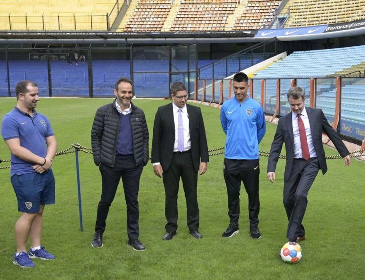 Kronprinsen prøvede kræfter med fodbold hos Boca Juniors. Her mødte han den professionelle fodboldspiller Paolo Goltz (2 t.h) og flere fra klubbens administration. Foto: Scanpix