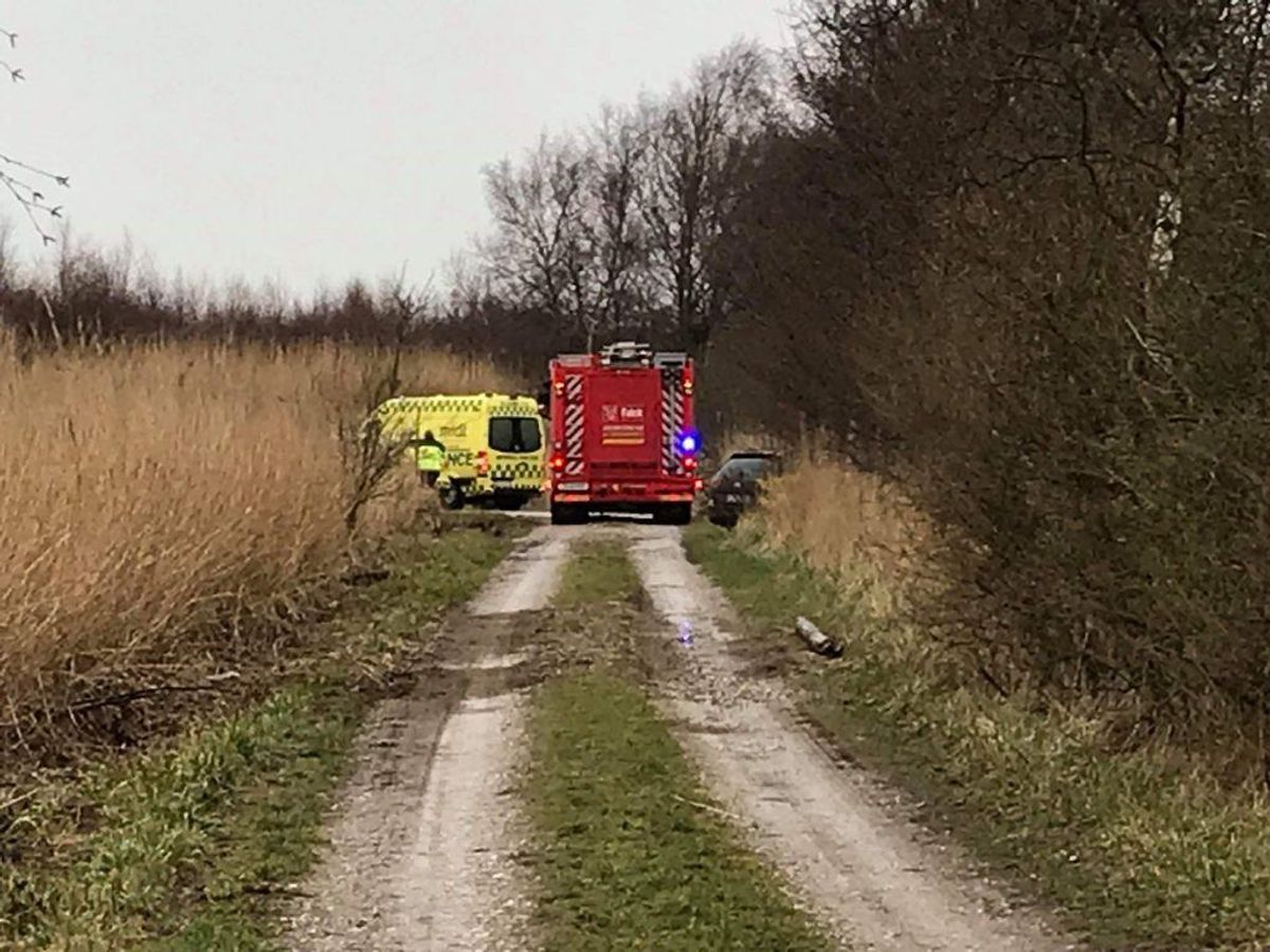 Beredskab, ambulance og politi var til stede lørdag, da en anmelder fandt en død person i vandet i Randers Fjord. Foto: Øxenholt Foto