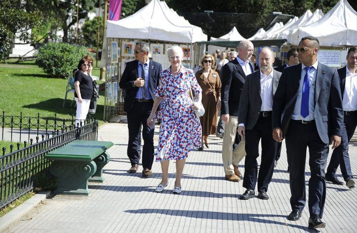 Dronning Margrethe besøger et marked med kunsthåndværk i Recoleta-nabolaget i Buenos Aires. Foto: Scanpix