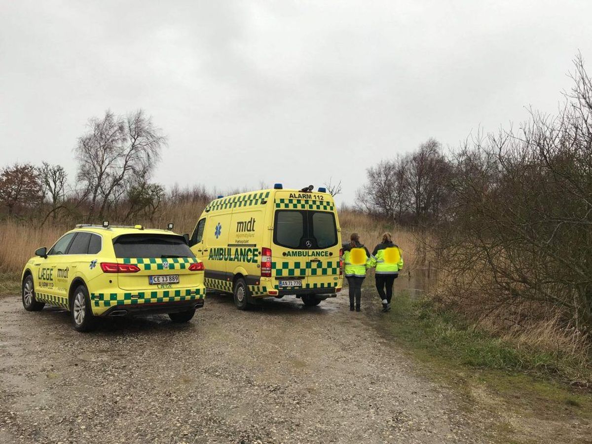 Beredskab, ambulance og politi var til stede lørdag, da en anmelder fandt en død person i vandet i Randers Fjord. Foto: Øxenholt Foto