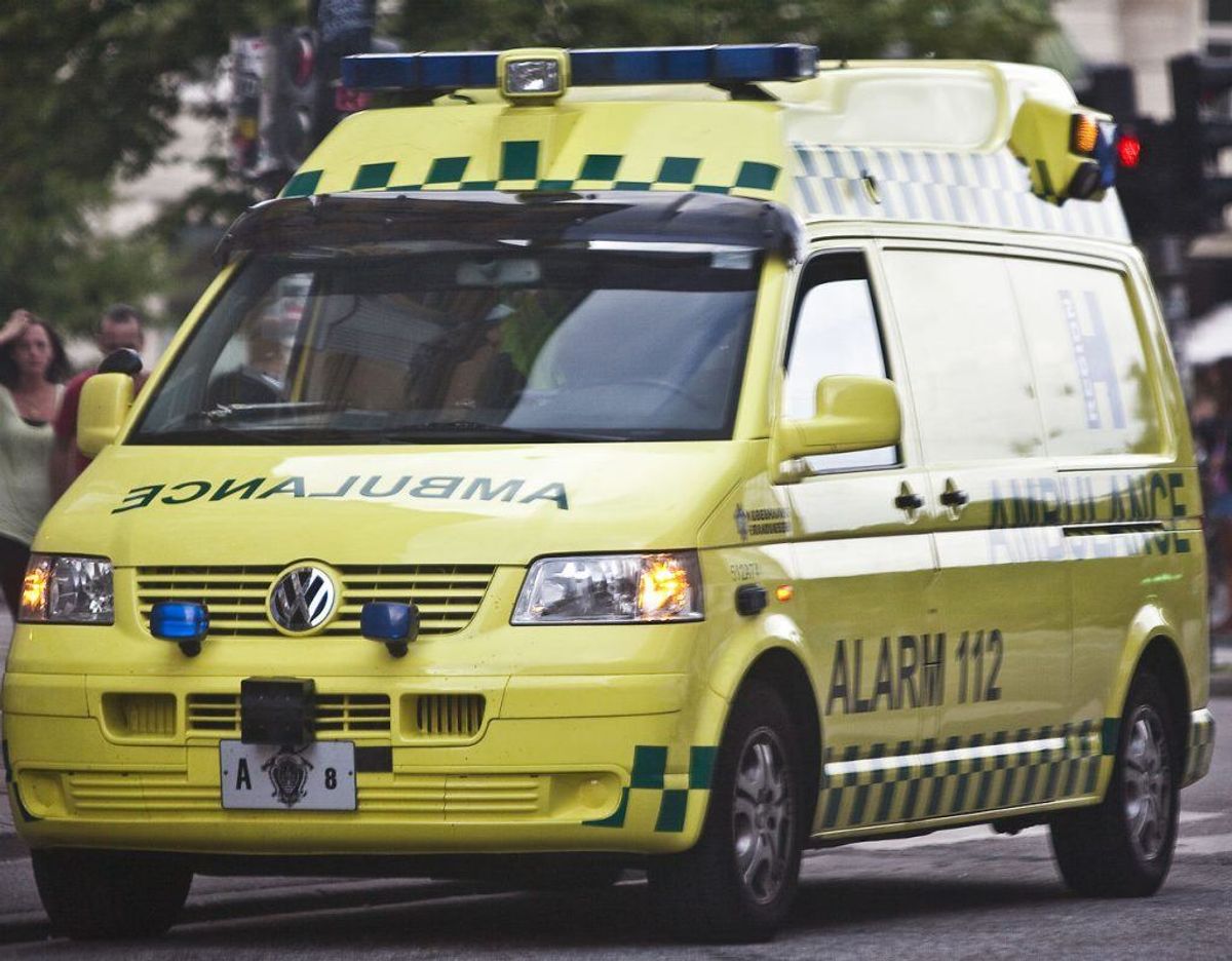 Kvinden blev kørt i ambulance til hospitalet, hvor hun blev indlagt med hjernerystelse og muligvis brækkede ansigtsknogler. Foto: Scanpix.