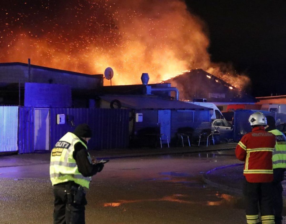 Politiet blev også tilkaldt. Det er uvist, hvad de har at sige om sagen. Foto: Presse-fotos.dk.