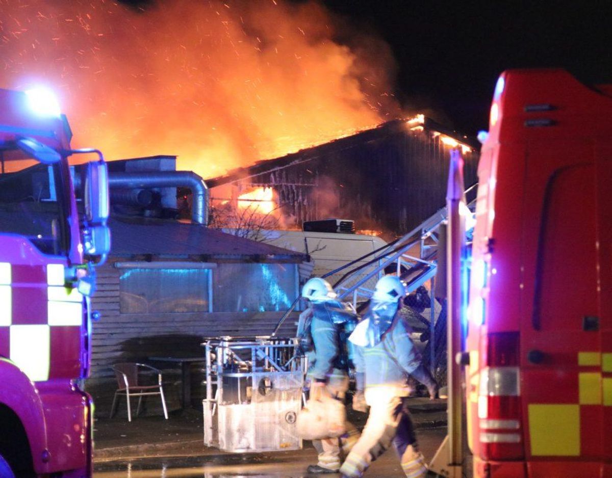 Brandvæsnet bekæmpede branden hen over de kommende timer. Torsdag morgen var der styr på situationen. Foto: Presse-fotos.dk.