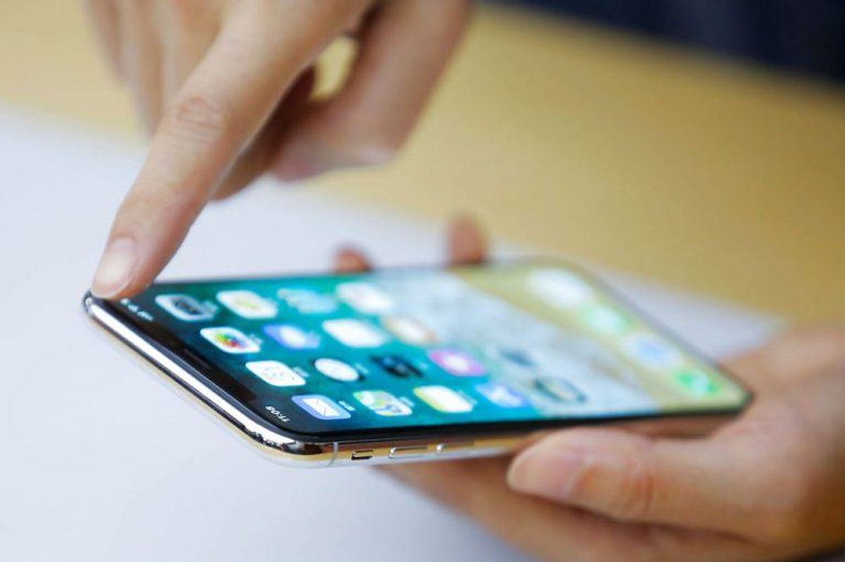 Nu beder din iPhone dig om at logge ind med FaceID, et fingeraftryk eller din adgangskode. Foto: Scanpix