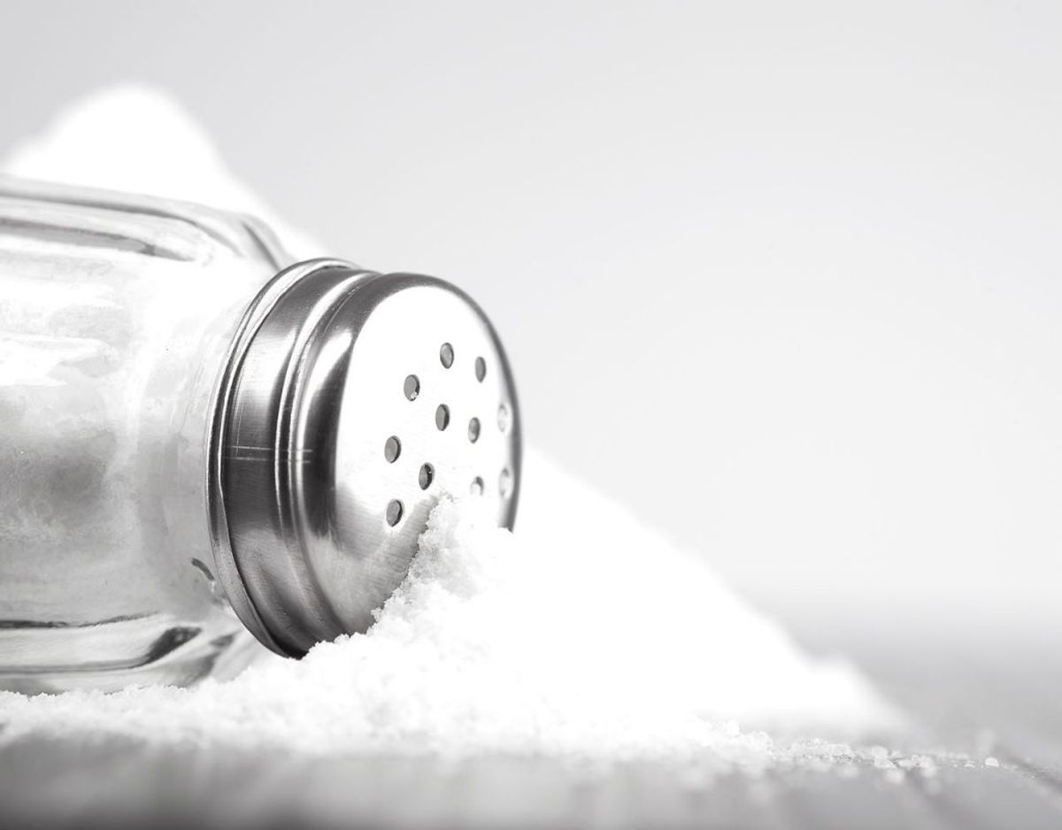 Lad være med at sætte salt frem på bordet, når maden serveres. På den måde kan man undgå at salte maden af ren vane. Foto: Scanpix.