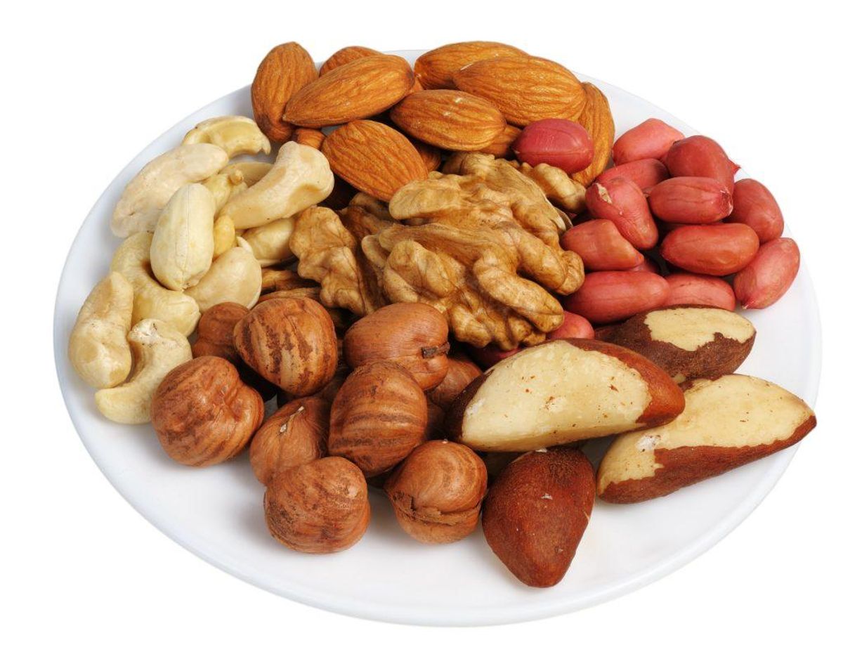 Begræns meget salte ingredienser som eksempelvis saltede nødder, ansjoser eller salattern. Arkivfoto.