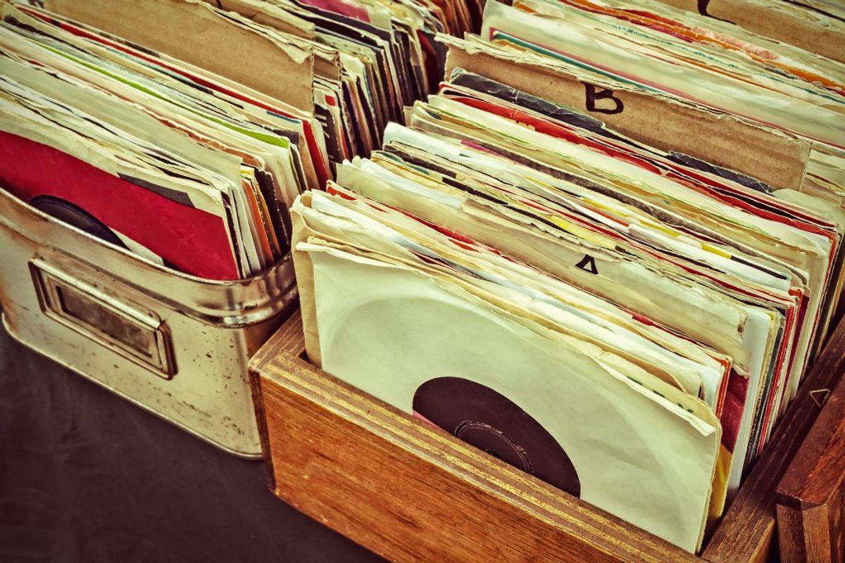 Gamle vinylplader hører ikke hjemme i småt brændbart. Foto: Scanpix.