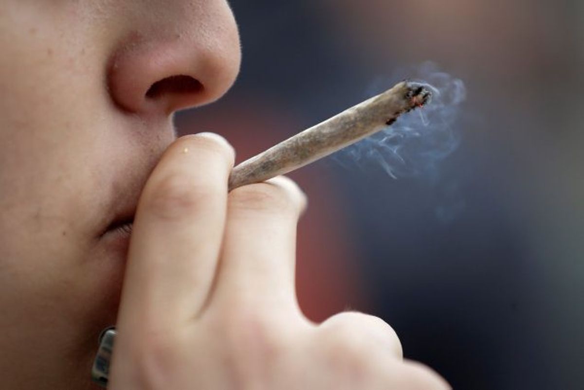 Et forbud mod hash vil ifølge en analyse mindske andelen af depressioner hos unge mennesker i 20 og 30 års-alderen med 7 procent. (Arkivfoto) Foto: Thomas Samson/AFP