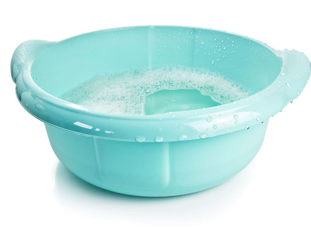 Fyld en balje med varmt eller lunkent vand og tilsæt, hvad der svarer til en hætte babyshampoo. Foto: Scanpix