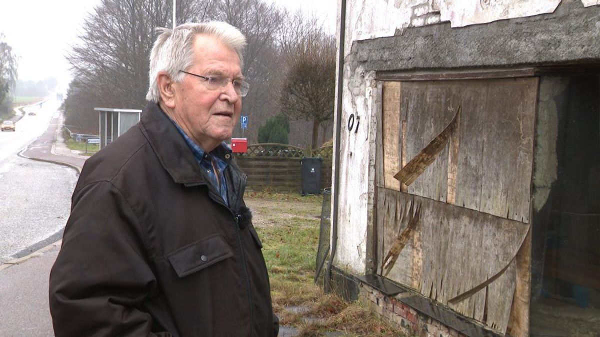 Det er et trist syn, der møder Henning Karstensen ved sin bedstefars tidligere købmandsforretning. Foto: TV2 Østjylland.