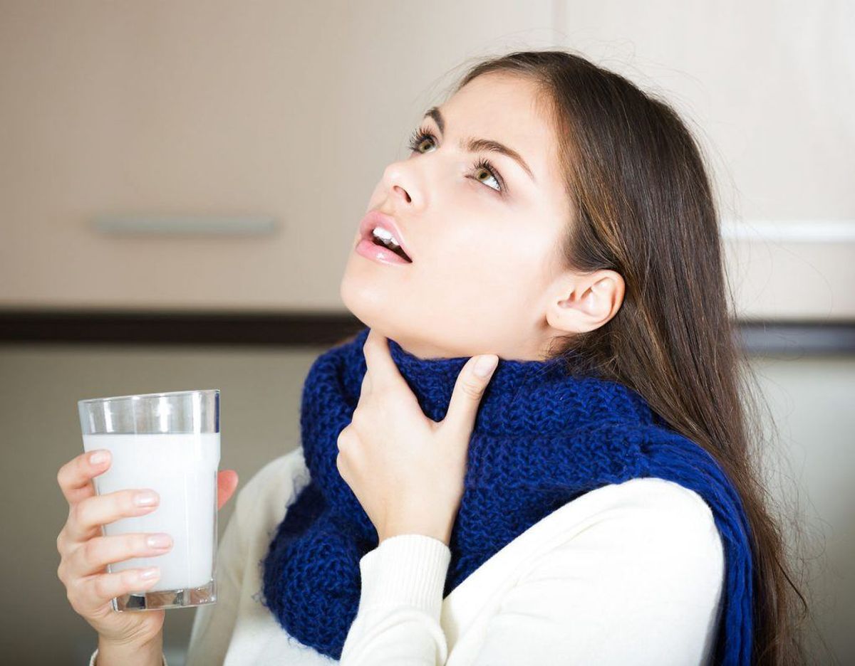 Hvis du gurgler munden med varmt saltvand, så kan det hjælpe. Dette er IKKE anbefalet for børn. Foto: Scanpix