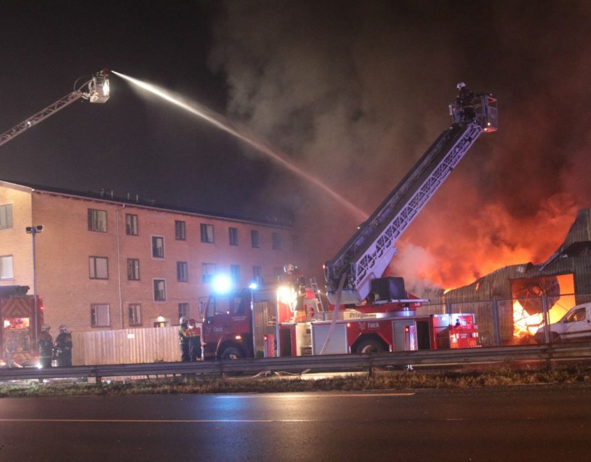 22 beboere blev evakueret fra en nærliggende bygning, da man frygtede, at branden ville sprede sig. Foto: Presse-fotos.dk. KLIK VIDERE OG SE FLERE FOTOS.