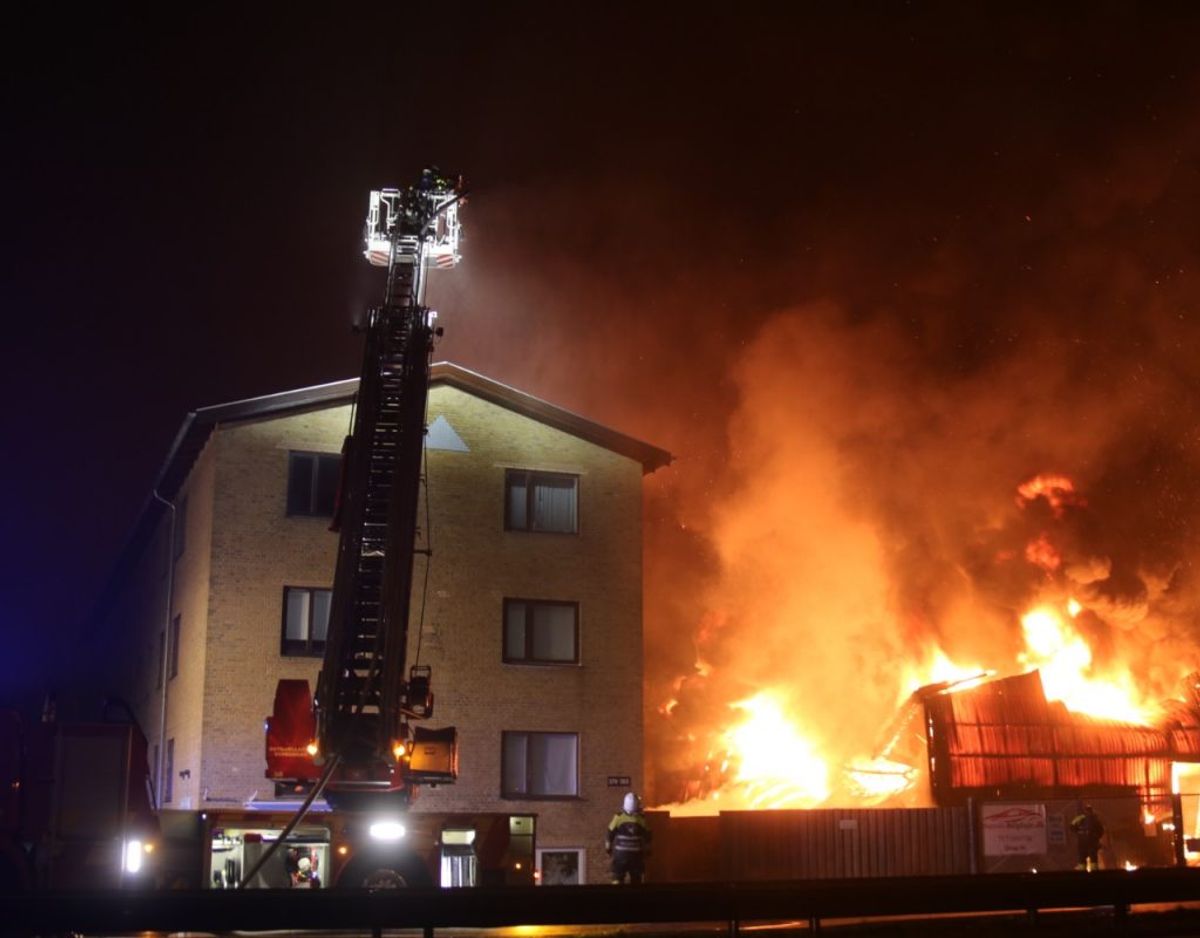 22 beboere blev evakueret fra en nærliggende bygning, da man frygtede, at branden ville sprede sig. Foto: Presse-fotos.dk. KLIK VIDERE OG SE FLERE FOTOS.