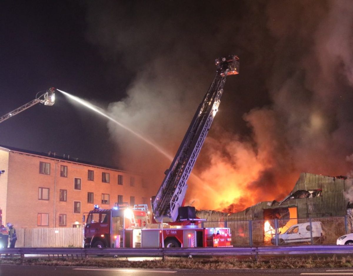 22 beboere blev evakueret fra en nærliggende bygning, da man frygtede, at branden ville sprede sig. Foto: Presse-fotos.dk. KLIK VIDERE OG SE FLERE FOTOS.