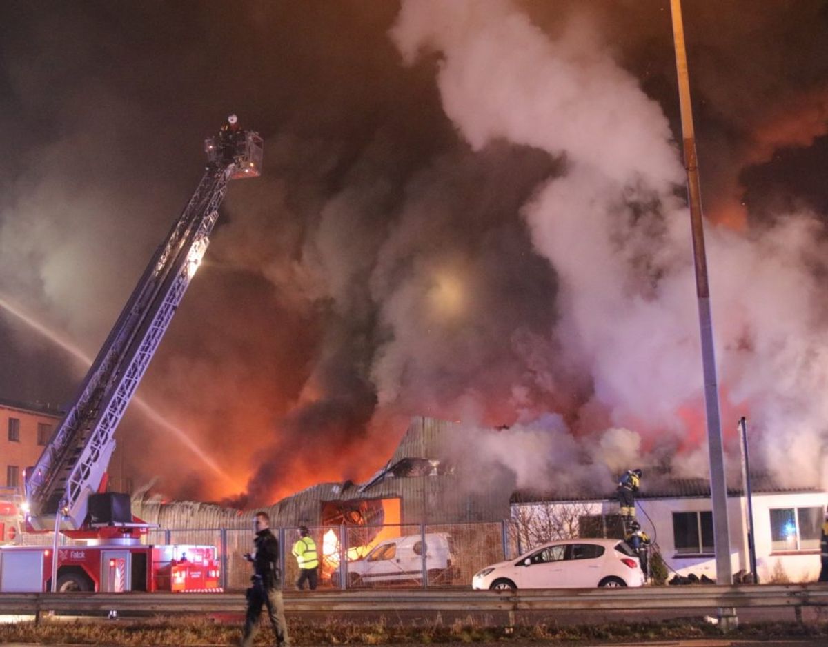 22 beboere blev evakueret fra en nærliggende bygning, da man frygtede, at branden ville sprede sig. Foto: Presse-fotos.dk. KLIK VIDERE OG SE FLERE FOTOS.