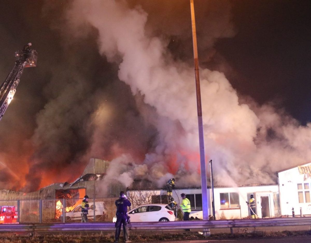 22 beboere blev evakueret fra en nærliggende bygning, da man frygtede, at branden ville sprede sig. Foto: Presse-fotos.dk. KLIK VIDERE OG SE FLERE FOTOS.